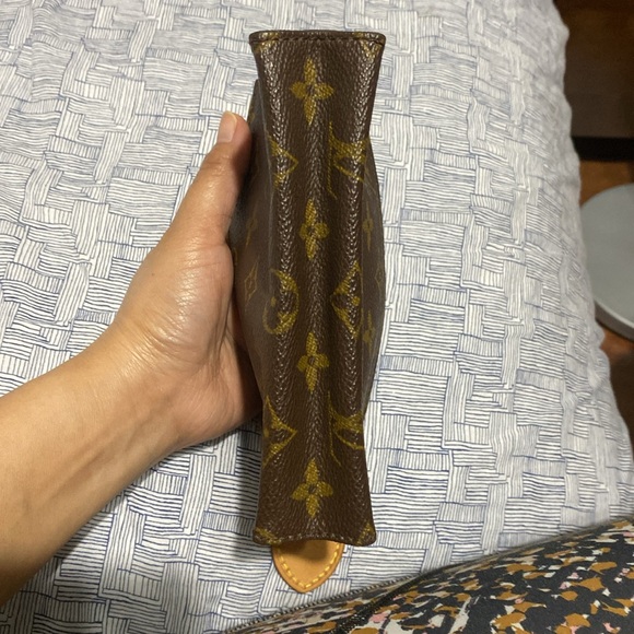 Lv toiletry 15 Authentic ✅ have cracks on the side canvass and clean inside ❤️ - Picture 3 of 11